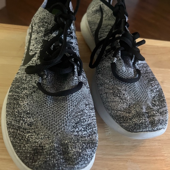 Nike Running Shoes - Picture 2 of 6